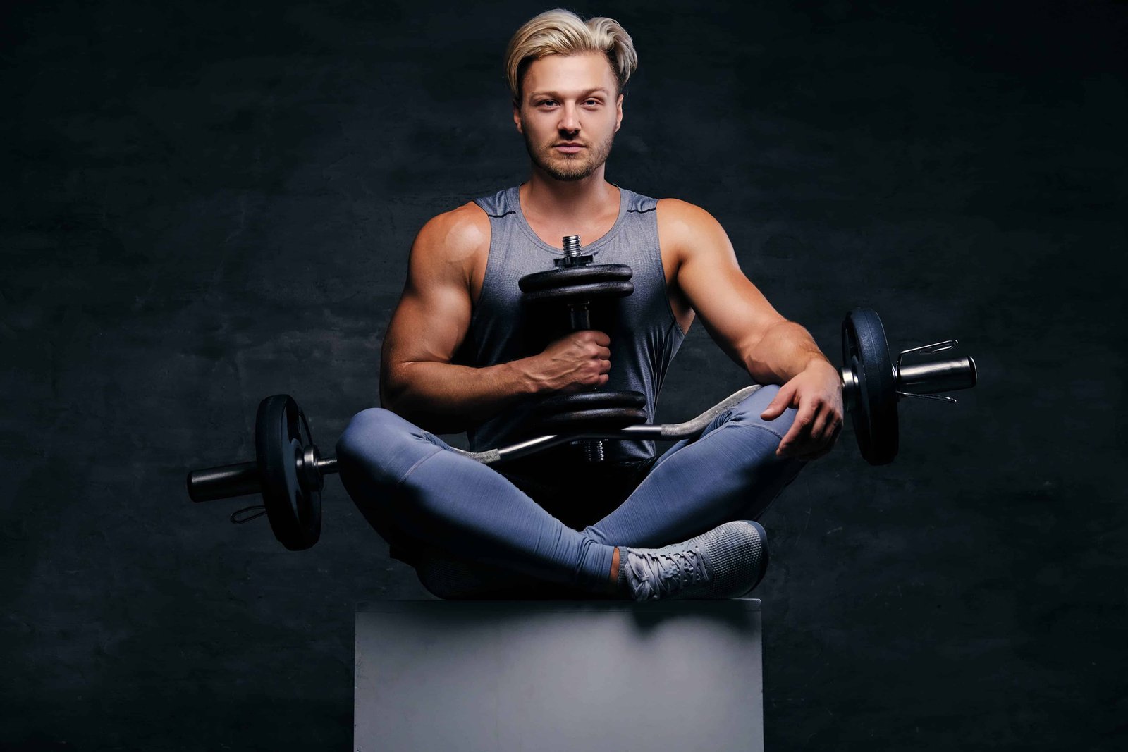 Barbell vs Dumbbell: Pros & Cons: Which Is Better 1 Barbell vs Dumbbell: Pros & Cons: Which Is Better
