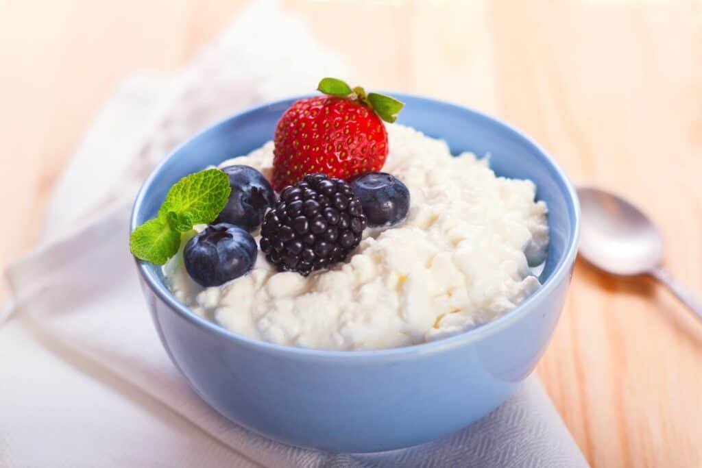 Fuel Your Gains: 10 Nutritious Snacks for Bodybuilders 4 Cottage cheese with berries